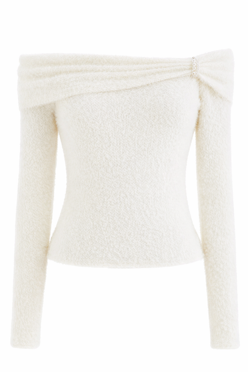 Mjuk stickad topp med off-shoulder-mönster och pärldetaljer